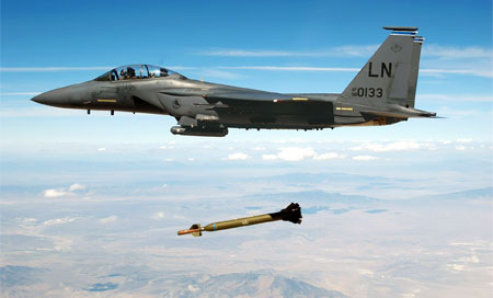 cazas bombardean libia Cazas bombardean posiciones de Daesh en Sirte, Libia